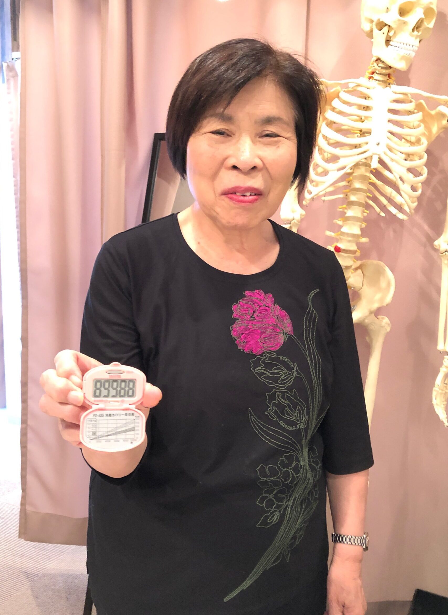 変形性膝関節症で手術を検討していた70代女性の方が、9日間スペイン旅行に行って89,998歩あるいた改善事例