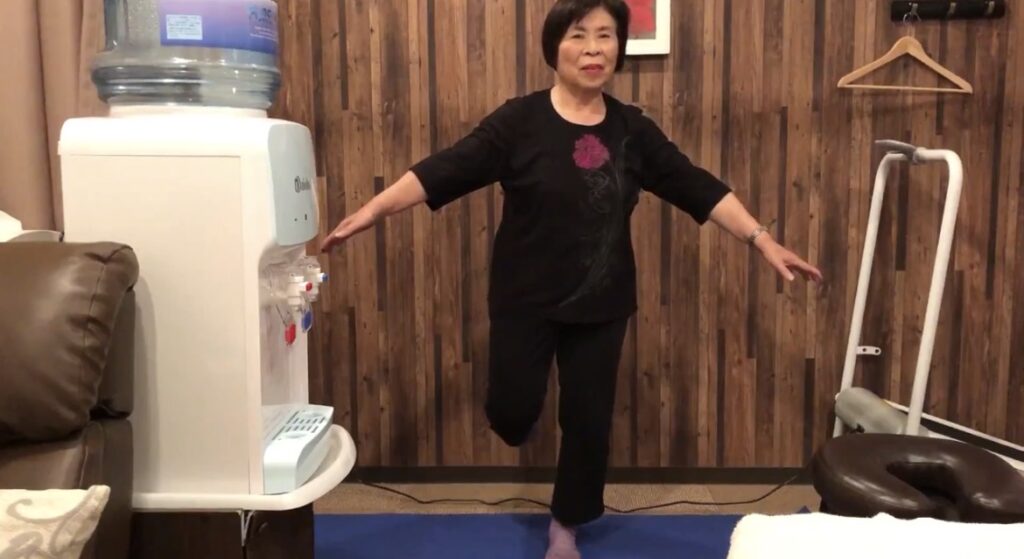 片脚立ちで身体のバランスを確認している様子