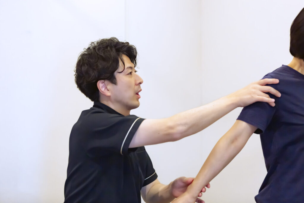 肩の状態を確認している様子