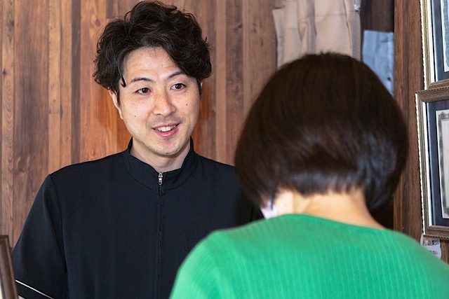 院長が患者様のお話を伺っている様子